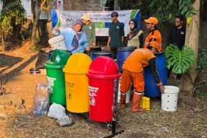Warga RW 04 Pejaten Barat mempraktikkan pembuatan biopori jumbo bersama petugas Sudin LH