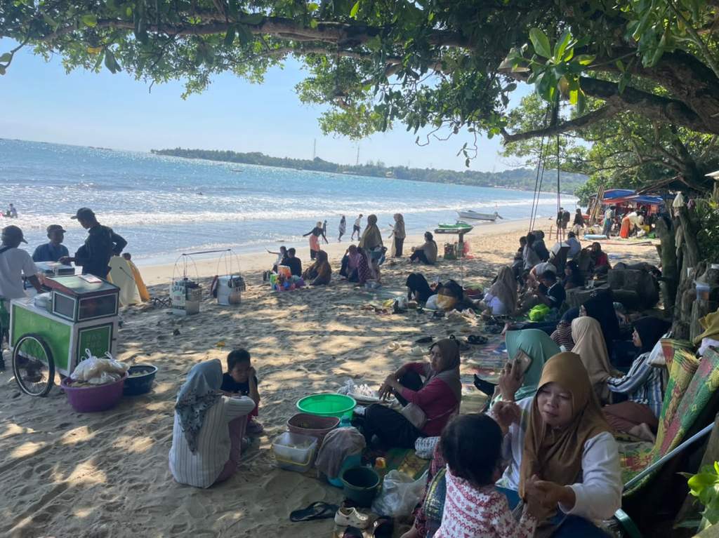 Wisatawan memadati Pantai Anyer Banten di tengah status Siaga Gunung Anak Krakatau